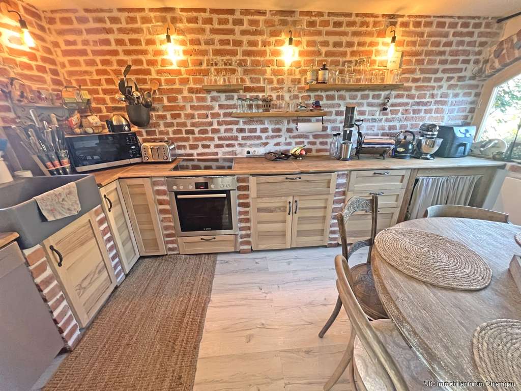 Immobilie in Tacherting - Charmantes Bauernhaus mit 2.950 m² Grund – PV-Anlage, neues Dach & Heizung, Sauna, Schwimmteich - Bild 4