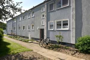 Modernes Badezimmer mit bodengleicher Dusche // EG links – Schlehenweg 1, 38440 Laagberg, Wolfsburg – Vorschaubild 5