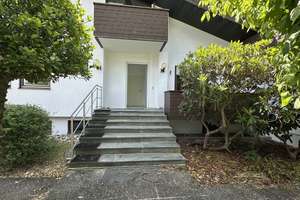 Große 4-Zimmer-Wohnung mit eigenem Eingang, Balkon, überdachter Terrasse, Grillplatz & Garage