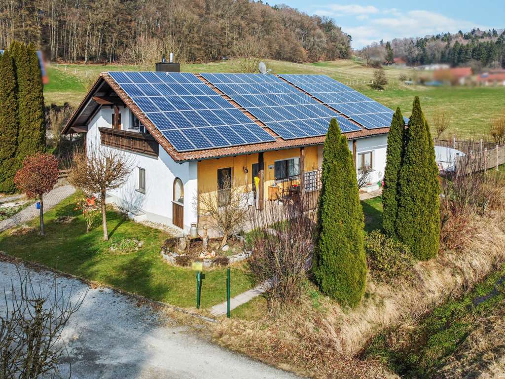 Immobilie in Ortenburg - Familienhaus in Ruhelage mit über 3.000 m² Grund! - Bild 0