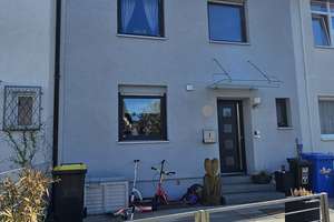 N-Kornburg großzüg. RMH mit opt. Raumaufteil., zeitgem. saniert, mit gepfl. Garten, Balkon u. Garage – Die vollständige Adresse der Immobilie erhältst du vom Anbieter., 90455 Kornburg, Worzeldorf, Nürnberg – Vorschaubild 2