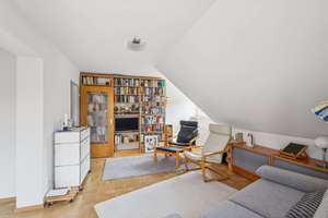 ::: Feine freie Dachgeschoss-Whg. mit Flair, Balkon, Bad mit Tageslicht und in ruhiger Lage :::