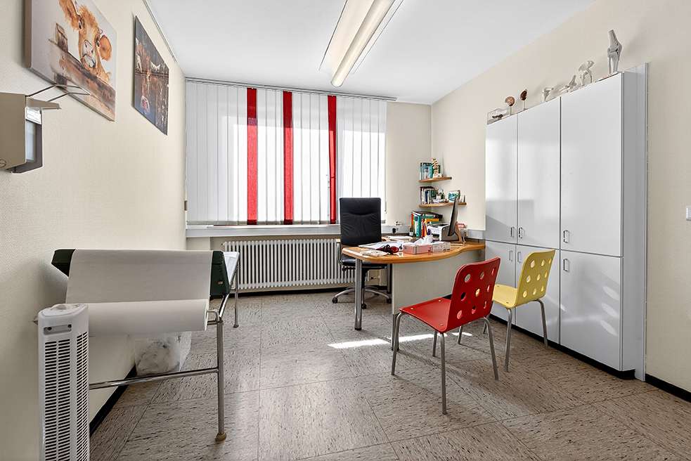 Immobilie in Vöhringen - Großzügiges Einfamilienhaus mit Einliegerwohnung und Praxis im Herzen von Vöhringen - Bild 9