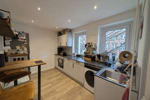 Helle 2-Zimmer-Wohnung mit Balkon in Hamburgs Stadtzentrum