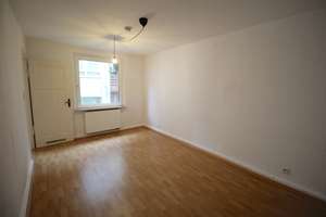 EXKLUSIV ALTBAU IM ANBAU/INNENHOF KOMPLETT LAMINAT 1.OG WEIßES DUSCHBAD GROßE KÜCHE RUHIG GERRESHEIM – Die vollständige Adresse der Immobilie erhältst du vom Anbieter., 40625 Gerresheim, Düsseldorf – Vorschaubild 5