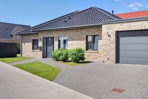 Top gepfl. Bungalow mit gr. Garage & Terrasse in ruhiger, bevorz. Wohnlage – Die vollständige Adresse der Immobilie erhältst du vom Anbieter., 26826 Weener – Vorschaubild 1