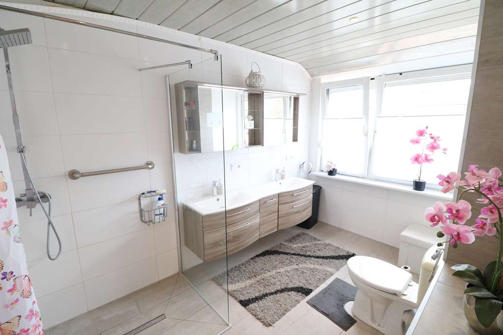 Immobilie in Cloppenburg - Teilmodernisiertes, gepflegtes Reihenendhaus mit Wintergarten, Terrasse, Keller und Garten - Bild 4