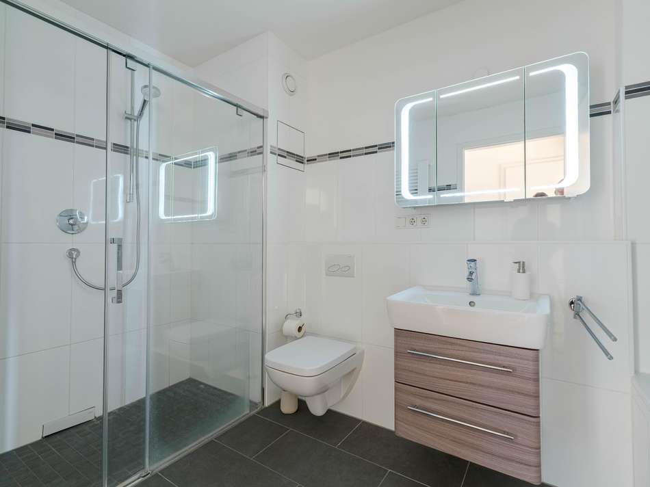 Modernes Bad mit bodentiefe...