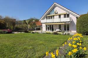 Exklusives Einfamilienhaus mit ELW, Wellnessbereich, PV-Anlage und traumhaftem Garten in S-Uhlbach – Die vollständige Adresse der Immobilie erhältst du vom Anbieter., 70329 Uhlbach, Stuttgart – Vorschaubild 1