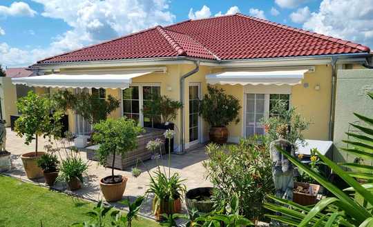 Modernes Wohnen trifft auf stilvolle Eleganz - exklusiver Bungalow in Feldrandlage!