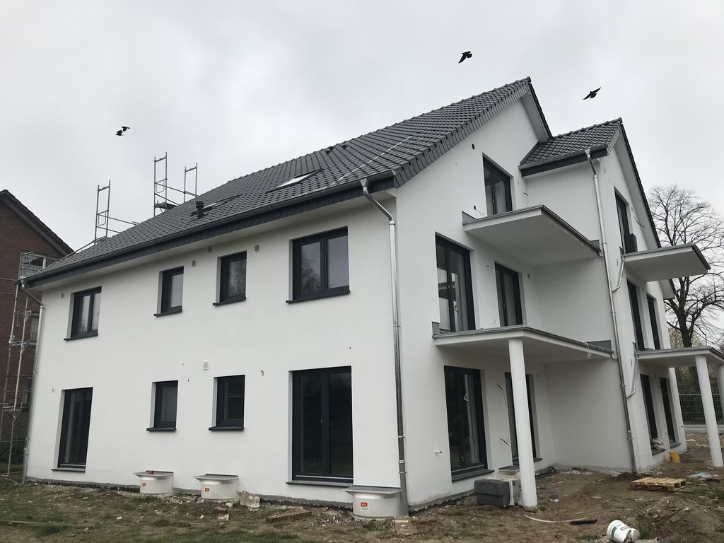 Neubau Dachgeschosswohnung mit Balkon, KfW-55 Haus, Aufzug ...