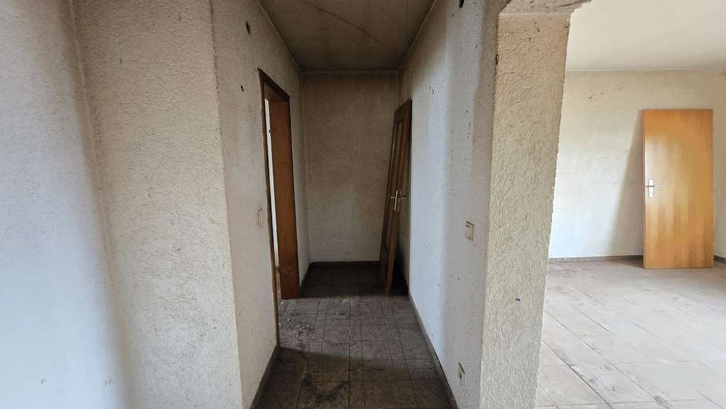 Immobilie in Schönbrunn - Renovierungsbedürftiges Einfamilienhaus mit Einliegerwohnung und großzügigem Grundstück zu veräußern - Bild 3