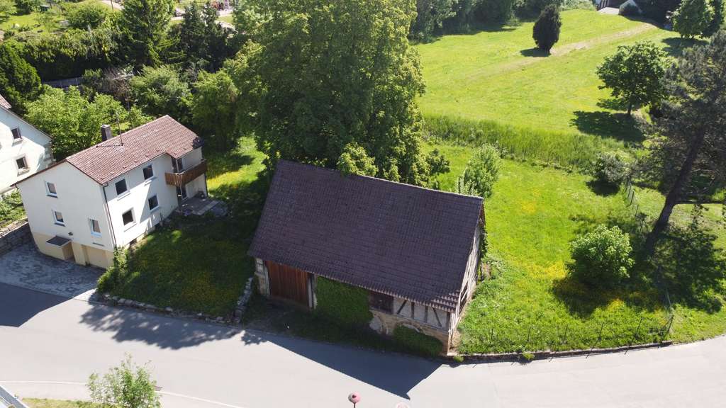 Einfamilienhaus mit Nebengebäude und riesigem Garten auf 1603 qm großem Grundstück in Neuenstadt 
