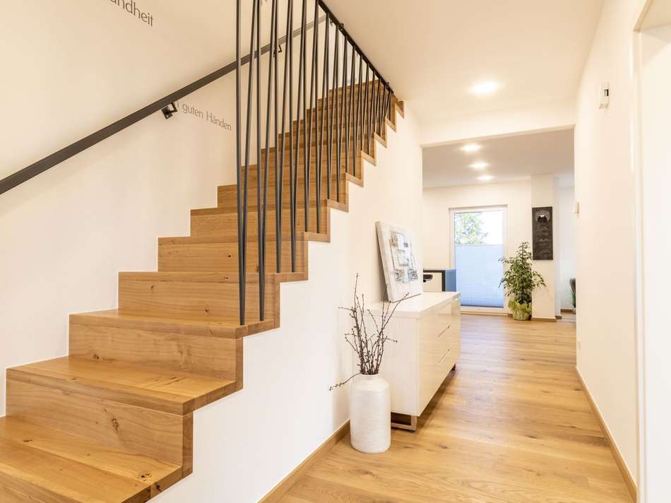 Flur-Treppe-Musterhaus-Weinshe