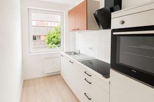 Frisch sanierte 2-Zimmer-Wohnung mit 2 Balkonen, Einbauküche & Laminatboden – Lachswehrallee 8, 23558 Sankt Lorenz Süd, Lübeck – Vorschaubild 2