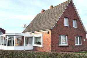 Gepflegt und küstennah: Einfamilienhaus mit Wintergarten, Garage und Garten – Die vollständige Adresse der Immobilie erhältst du vom Anbieter., 26736 Krummhörn – Vorschaubild 1