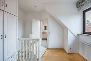 Charmante und gut geschnittene Maisonette-Wohnung mit Balkon in grüner Lage – Die vollständige Adresse der Immobilie erhältst du vom Anbieter., 81245 Obermenzing, München – Vorschaubild 3