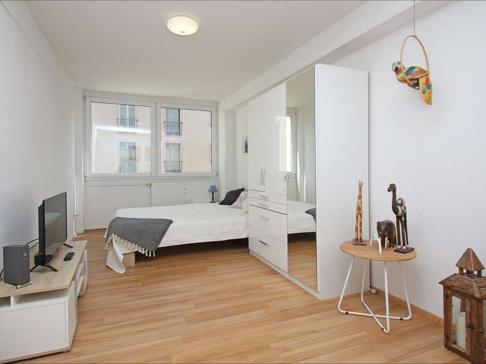 Helles Wohn- bzw. Schlafzimmer