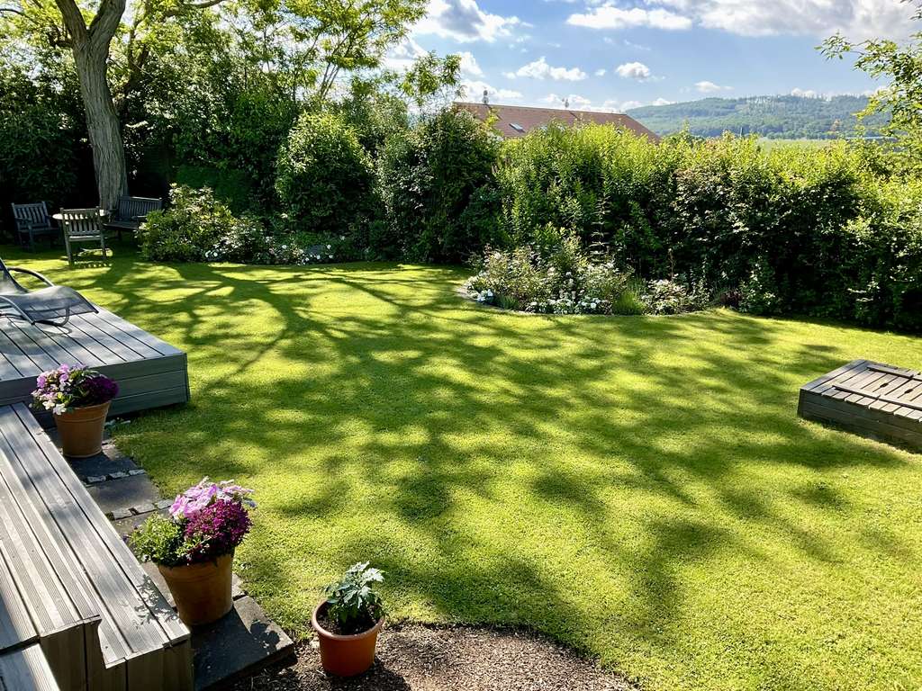 Immobilie in Wehrheim - Viel Platz, viel Charme, viel Lebensqualität – freistehendes Einfamilienhaus mit Traumgarten - Bild 2