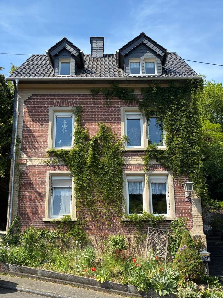 Verwunschenes, villenähnliches Backsteinhaus, alte Bäume statt Zierrasen