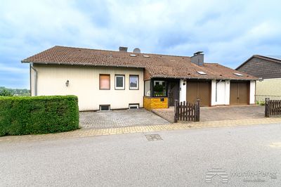 Dreifamilienhaus mit Einliegerwohnung 
- Garagen - Stellplatz - Garten -