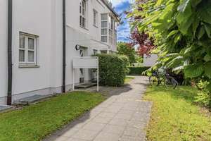 Wunderschöne 2,5-Zimmer Maisonettewohnung mit Privat-Garten & Terrasse in TOP-Lage von Herrsching – Die vollständige Adresse der Immobilie erhältst du vom Anbieter., 82211 Herrsching am Ammersee – Vorschaubild 2
