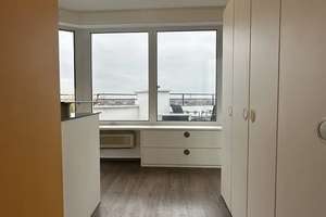 Düsseldorf im (Über-)Blick: Kleines Penthouse mit Dachterrasse und TG in Rath. – Die vollständige Adresse der Immobilie erhältst du vom Anbieter., 40472 Rath, Düsseldorf – Vorschaubild 2