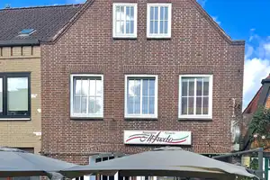 MFH mit gut geführtem Restaurant und kleinen Wohnungen – Rendsburg-Eckernförde (Kreis) – Vorschaubild 1