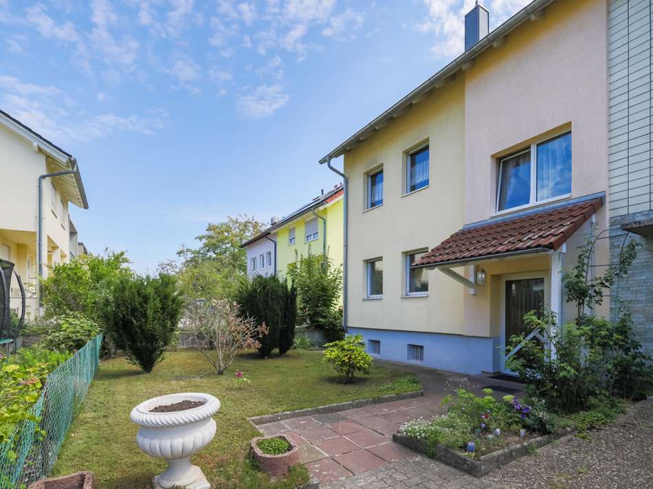 Frontansicht und Vorgarten