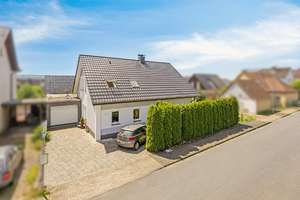 Wohnen mit Zukunft: Einfamilienhaus mit Wärmepumpe, Kamin und Effizienzklasse A+ – Die vollständige Adresse der Immobilie erhältst du vom Anbieter., 32278 Kirchlengern – Vorschaubild 2