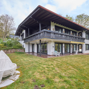 Repräsentatives Anwesen in zentraler Lage von Bad König - Privatschlucht inklusive!