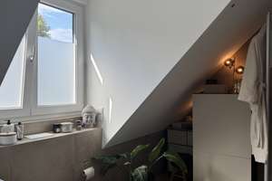 Lichtdurchflutete Dachgeschosswohnung mit sonniger Dachterrasse – Vogesenstr 15c, 81825 Waldtrudering, München – Vorschaubild 9