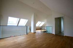 Großzügige Galeriewohnung ca. 109,5 m² Wohn- u. Nutzfl. / große Dachterrasse / Aufzug / TG – Die vollständige Adresse der Immobilie erhältst du vom Anbieter., 80992 Alt-Moosach, München – Vorschaubild 2
