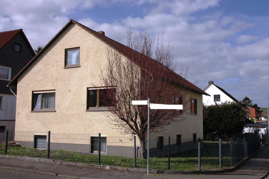 Immobilie in Udenheim - Solides, großz. EFH, alleine im EG ca. 110 qm Wfl., gr. Garage, ruhige Lage - Bild 1
