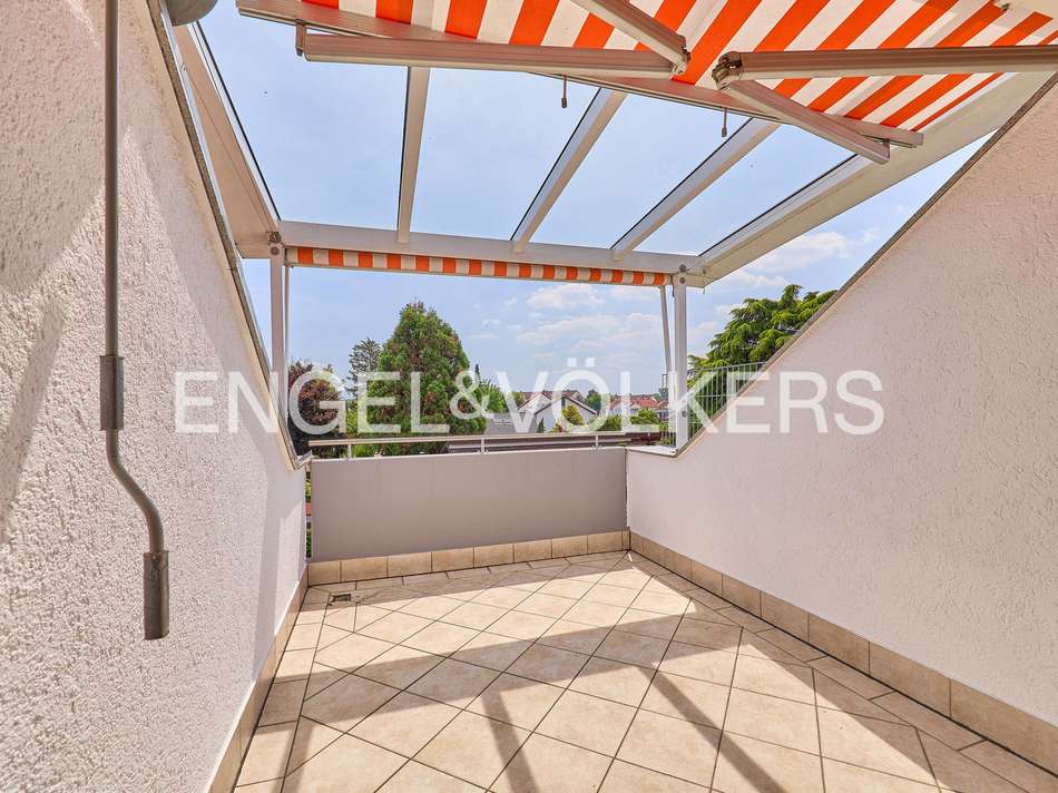 Überdachte Dachterrasse in ...