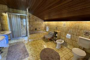 Zentrumsnahes Wohnhaus mit Einliegerwohnung in Bodenmais – viel Platz, schöner Garten uvm. – Die vollständige Adresse der Immobilie erhältst du vom Anbieter., 94249 Bodenmais – Vorschaubild 7