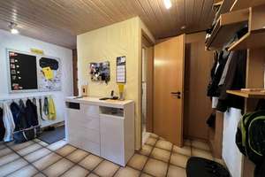 Zentral und ruhig gelegenes REH mit ELW, Carport und Garten – Friedhofstr. x, 71088 Holzgerlingen – Vorschaubild 3