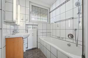 Liebhaber aufgepasst: Altbauwohnung mit Loggia, Gartenmitbenutzung und Doppelgarage ! – Die vollständige Adresse der Immobilie erhältst du vom Anbieter., 50996 Rodenkirchen (Ortsteil), Köln – Vorschaubild 7