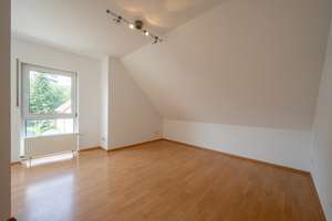 Charmante 2-Zimmer-DG-Wohnung mit Keller, Dachspitz und TG nahe Offenbacher Innenstadt & Mainufer – 63067 Ledermuseum, Offenbach am Main – Vorschaubild 3