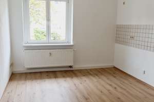 Modernes Laminat  - frei ab 1.2.26 - große Küche – Yorckstraße 43, 9130 Sonnenberg, Chemnitz – Vorschaubild 1