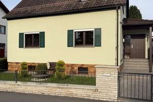 Charmantes Einfamilienhaus mit viel Platz für Ihre Wohnideen – Die vollständige Adresse der Immobilie erhältst du vom Anbieter., 96242 Sonnefeld – Vorschaubild 1