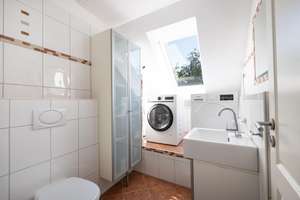 Großzügige 4-Zimmer-Dachgeschosswohnung mit beeindruckender Raumhöhe, Kamin und zwei Balkonen – Die vollständige Adresse der Immobilie erhältst du vom Anbieter., 81827 Waldtrudering, München – Vorschaubild 21