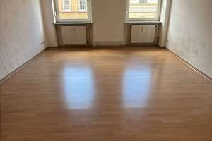Altbauwohnung mit Dielenböden und großem Balkon in herrschaftlichem Altbau!