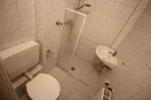 EXKLUSIV ALTBAU IM ANBAU/INNENHOF KOMPLETT LAMINAT 1.OG WEIßES DUSCHBAD GROßE KÜCHE RUHIG GERRESHEIM – Die vollständige Adresse der Immobilie erhältst du vom Anbieter., 40625 Gerresheim, Düsseldorf – Vorschaubild 7