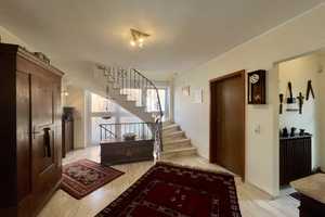 Freistehendes Einfamilienhaus mit Einliegerwohnung, Schwimmbad, Sauna und Garage – Köln – Vorschaubild 3