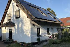 Modernes Wohnhaus mit 2 Wohnungen und großem naturnahen Garten in außergewöhnlicher Lage