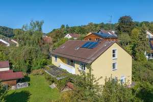 Großzügiges Zweifamilienhaus auf schönem Grundstück mit genügend Platz für Ihre Ideen – Die vollständige Adresse der Immobilie erhältst du vom Anbieter., 94034 Hals, Passau – Vorschaubild 1