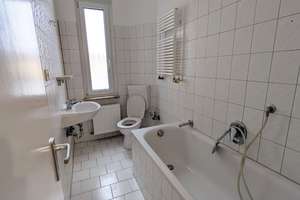 Frisch gestrichene Wohnung direkt in der Innenstadt mit Wanne und Balkon! – Mittelstr. 8, 27568 Mitte, Bremerhaven – Vorschaubild 1