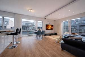 LICHTDURCHFLUTETE WOHNUNG IM 3.OG MIT WESERBLICK IN 1. REIHE - BEZUGSFREI - AKTUELL FERIENWOHNUNG – Die vollständige Adresse der Immobilie erhältst du vom Anbieter., 28217 Überseestadt, Bremen – Vorschaubild 2