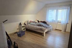 3,5-Zimmer Dachgeschosswohnung mit Balkon, Küche & Klimaanlage – ab sofort zu vermieten – Frieden 1, 64832 Babenhausen – Vorschaubild 2
